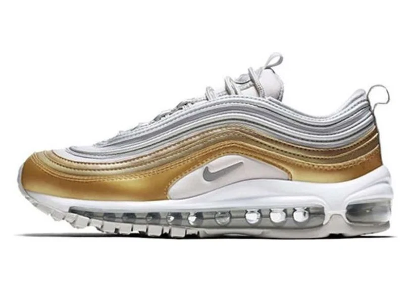 Nike® (Mujer 6) Air Max 97 en Gris Amplio Metálico Dorado Foto 2 de 4