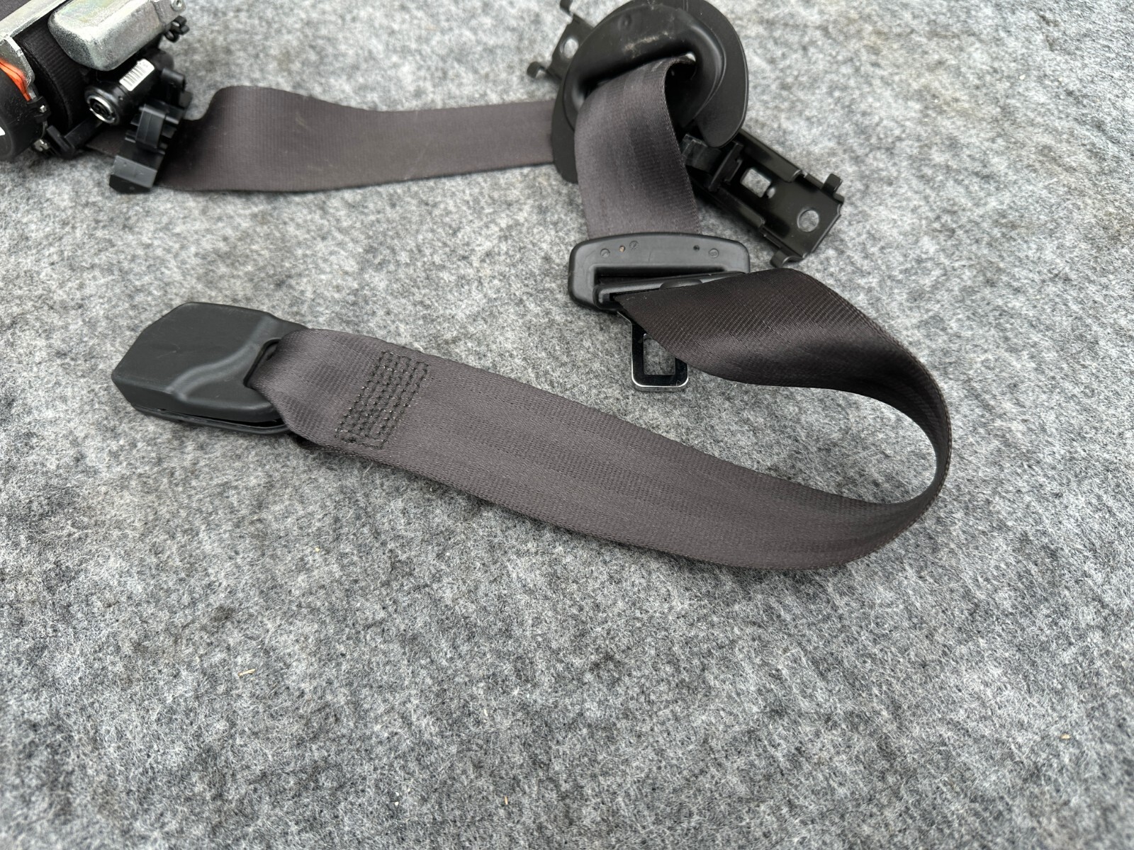 FRONT LEFT SIDE SEAT BELT RETRACTOR BLACK 67K 13-17 MASERATI QUATTROPORTE GTS