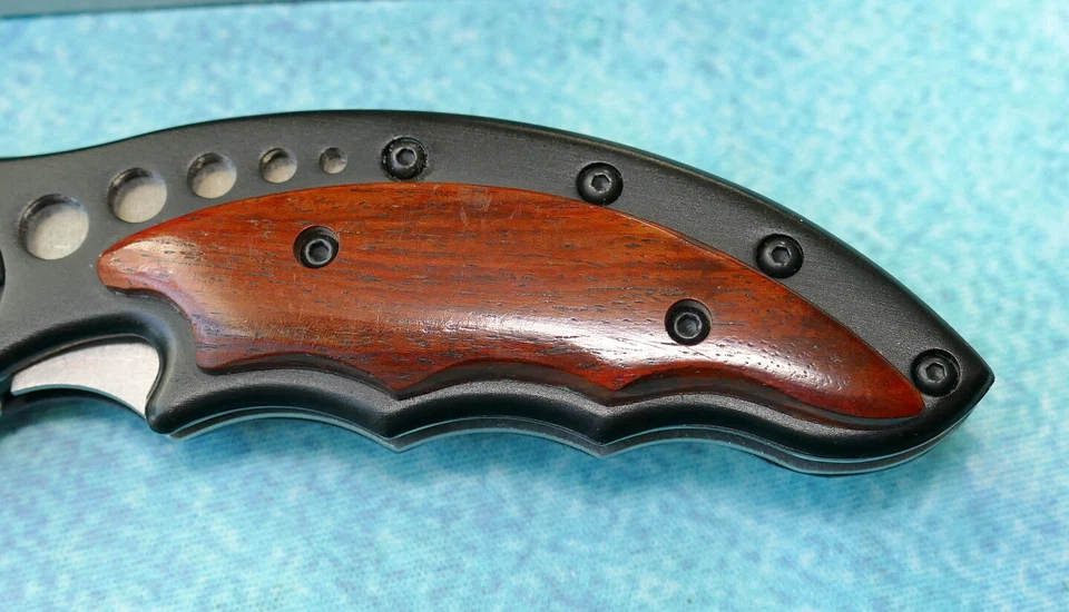 Faca FURY preta lâmina ondulada Linerlock 11061 - NOVA caixa de cabo de alumínio com incrustação de madeira - Imagem 4 de 4