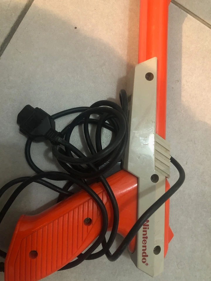 Original 1985 Nintendo NES Zapper Gun Authentic NES-005 OEM Orange JAPAN Made - Image 3 of 4