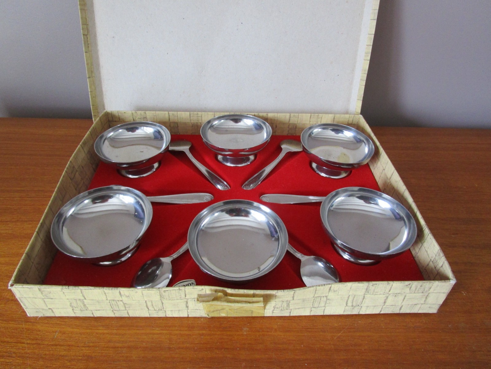 Coupes à glace en inox Uginox avec cuillères assorties pour service dessert