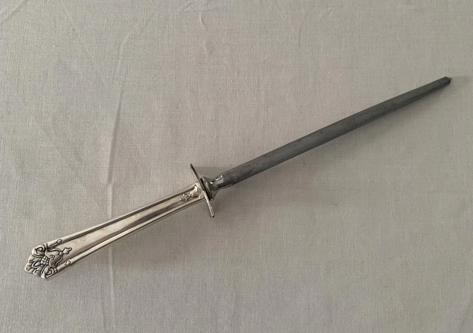 Vintage 1847 Rogers Bros Silverplate Knife Sharpening Steel Honing Rod Handle
Opens in a new window