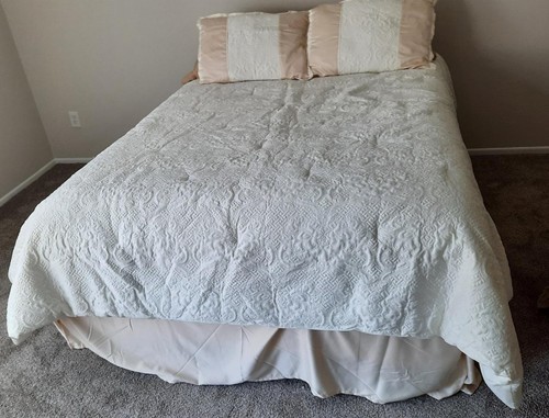 Beautiful Martha Stewart Queen Size Comforter Set – EXCELLENT CONDITION –DISPLAY - Picture 2 of 9