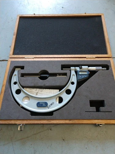 Mitutoyo 6-7" Digital Micrometer in wooden case 293-753-30