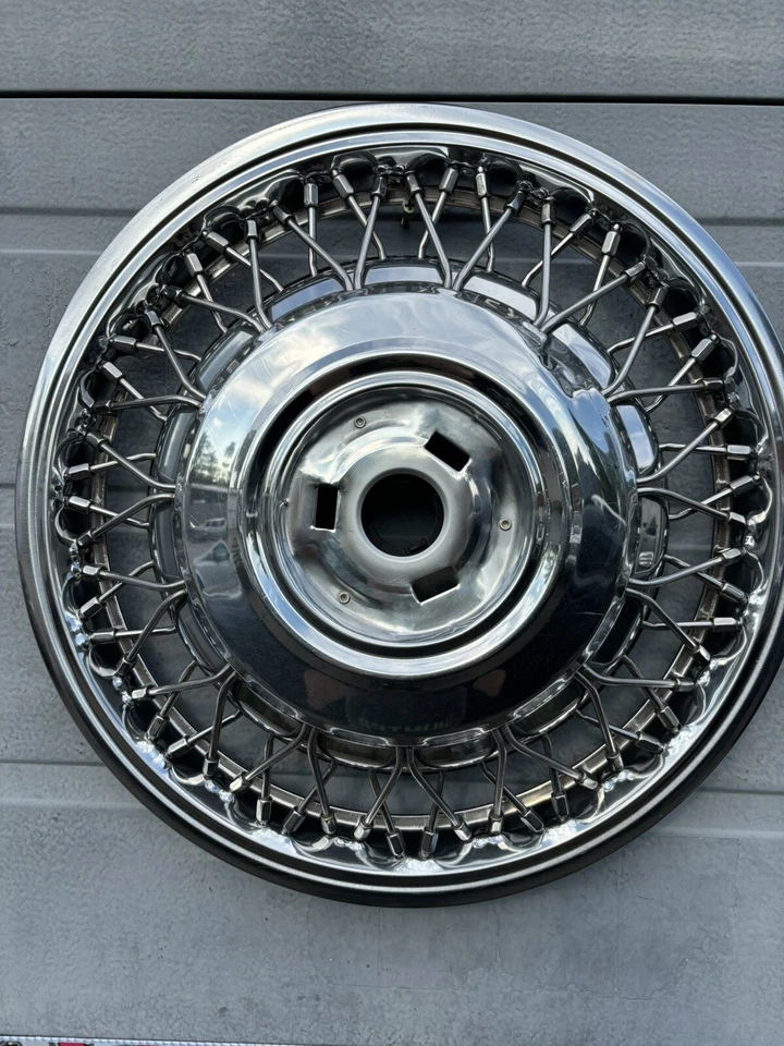 1986-88 Oldsmobile Delta 88 Fwd Spoked 14” calota usada 1 fabricante de equipamento original rara boa sem centro - Imagem 2 de 4