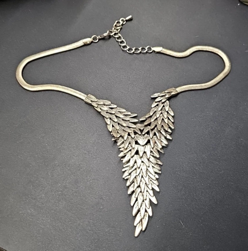 Colar de declaração em tom de prata ousado em camadas de penas - Imagem 2 de 4
