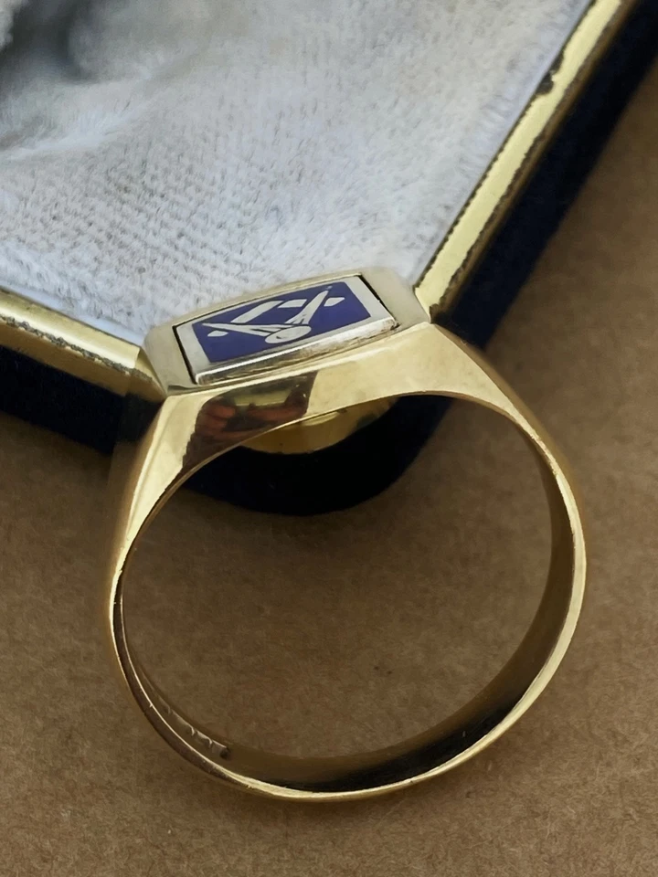 9K Yellow & White Gold Blue Enamel Masonic Engraved English Signet Mens' Ring - Imagem 3 de 4