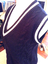H M DIVIDED XS/S LONG BLACK  WHITE TRIM RIBBED CABLEKNIT V-NECK SWEATER VEST