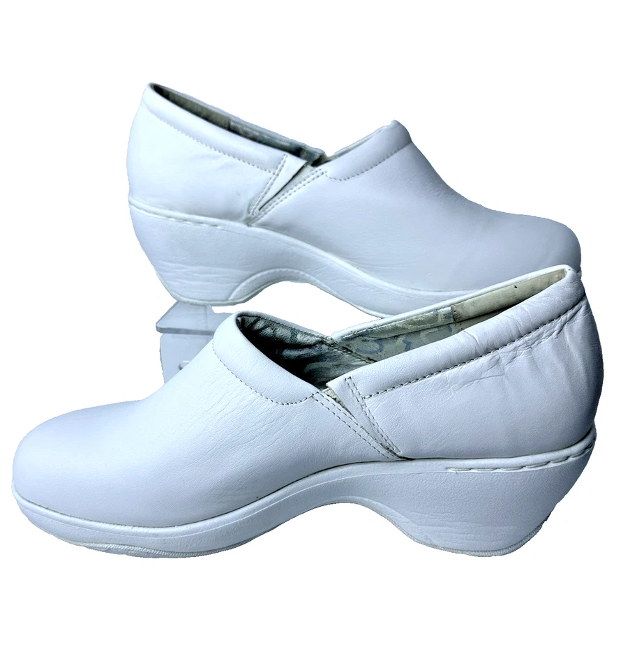 Nurse Mates Women’s White Leather Slip Resistant Clogs Size 11 Pillowtop Shoes - Image 3 of 4