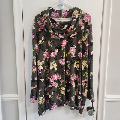 NEW Emaline Woman Size 2X Top Tunic Green Floral Cowl Neck Auckland