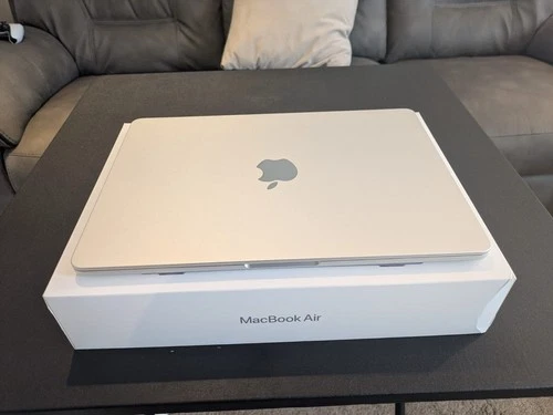 Apple MacBook Air M4 13 Inch 256GB / 16GB Ram - **Mint Condition** thumbnail 2