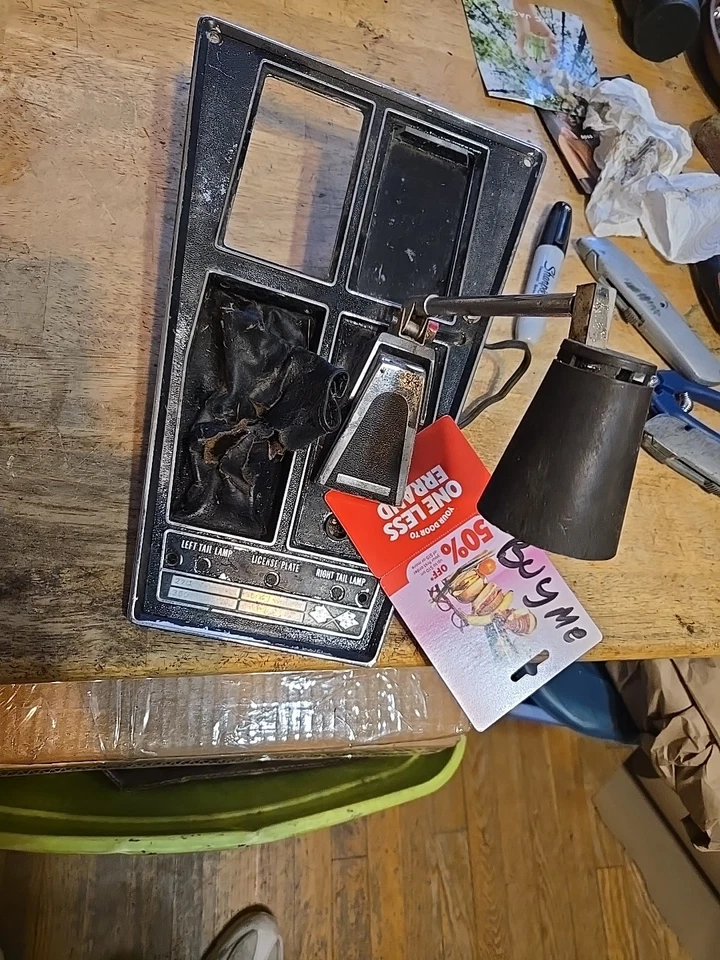 1970 年雪佛兰 C-3 Corvette 4 速变速器挡板非 a/c 带灯 + 夹子  — 第 2/4 张图片