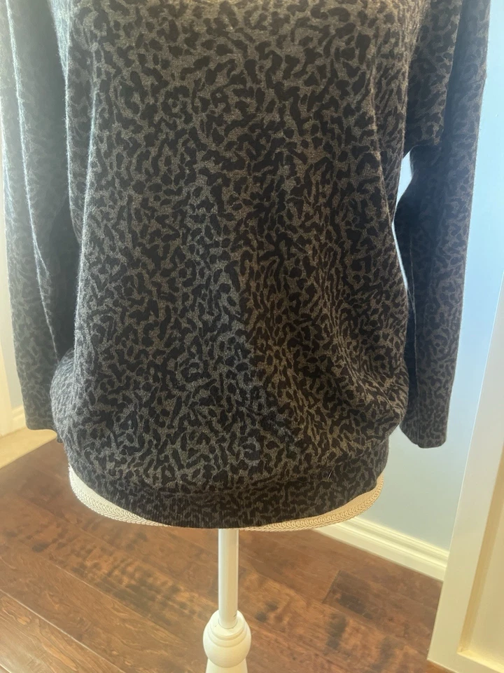 NWT Banana Republic Women’s Gray and Black Leopard Print Cotton Sweater MEDIUM - Image 4 of 4