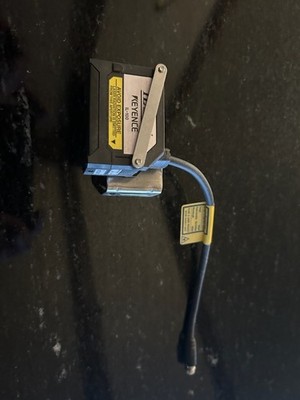 Keyence IL-100 Laser Sensor Pre Owned clean Working with mounting brackets