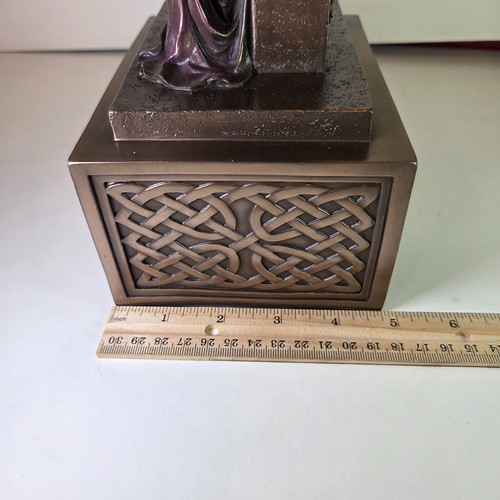 Angelo che tiene una croce urna per ceneri umane resina colata a freddo 6" x 4 3/4" x 9 1/2" - Foto 17 di 20
