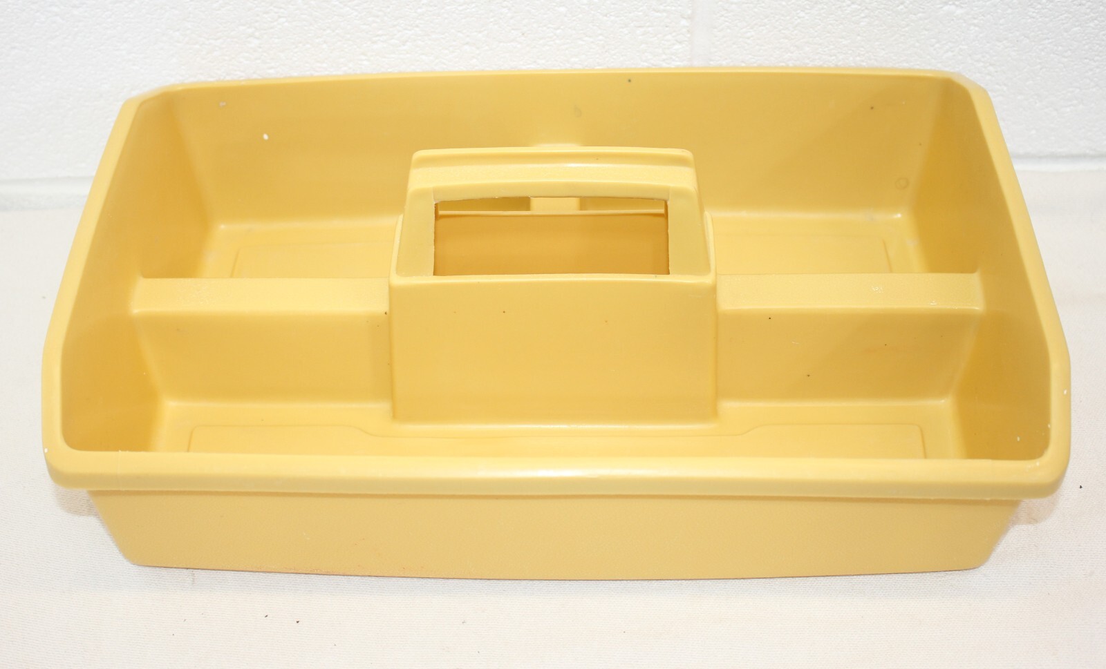Yellow Rubbermaid 3153 Divided Storage Roughneck Carry Cleaning Craft Part Caddy