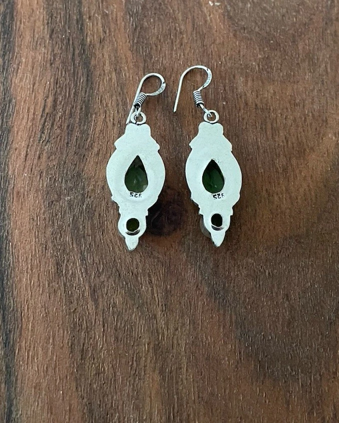 Серьги с гранеными кристаллами перидотом — покрытие серебром 925 пробы — совершенно новые - Изображение 3 из 3