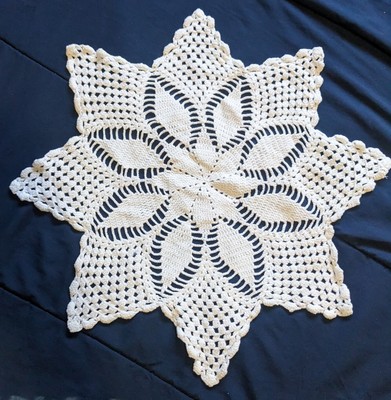 Vtg Hand made Crocheted White Star Shaped Doily Pineapple Flower Pattern 17 