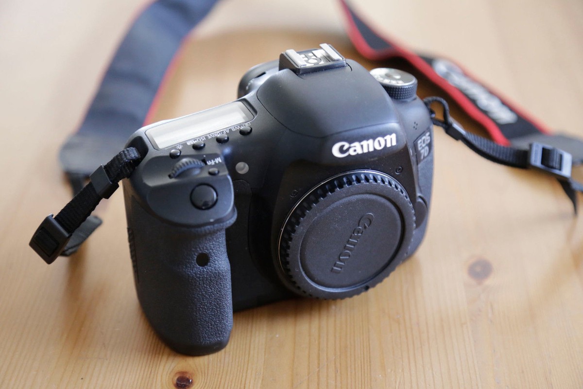 Canon EOS 7D Digital SLR Camera 18.0MP with EF-S 18-55mm Canon EOS 7D Digital SLR Camera 18.0MP with EF-S 18-55mm