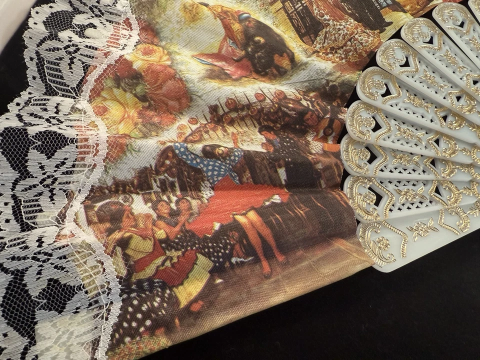 Abanico de Mano Plegable Estilo Español con Toreros Flamencos de España Blanco/Dorado Foto 2 de 4