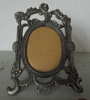 SMALL VINTAGE GREY METAL PHOTO FRAME/DECORATIVE/PICTURE FRAMES/COLLECTABLES
