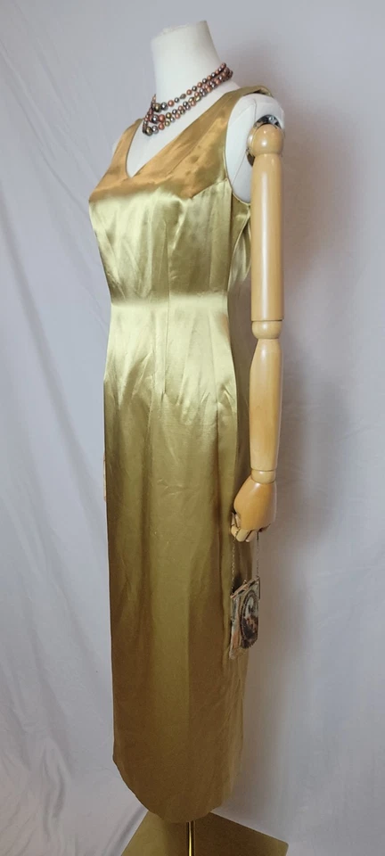 Vestido Donna Morgan Vintage Satinado Dorado Sin Mangas Cuello en V Cremallera Espalda, Talla 2 Foto 2 de 4