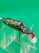 UNKNOWN LURE,RUNT STYLE, MULTI-COLORED, CRANKBAIT.