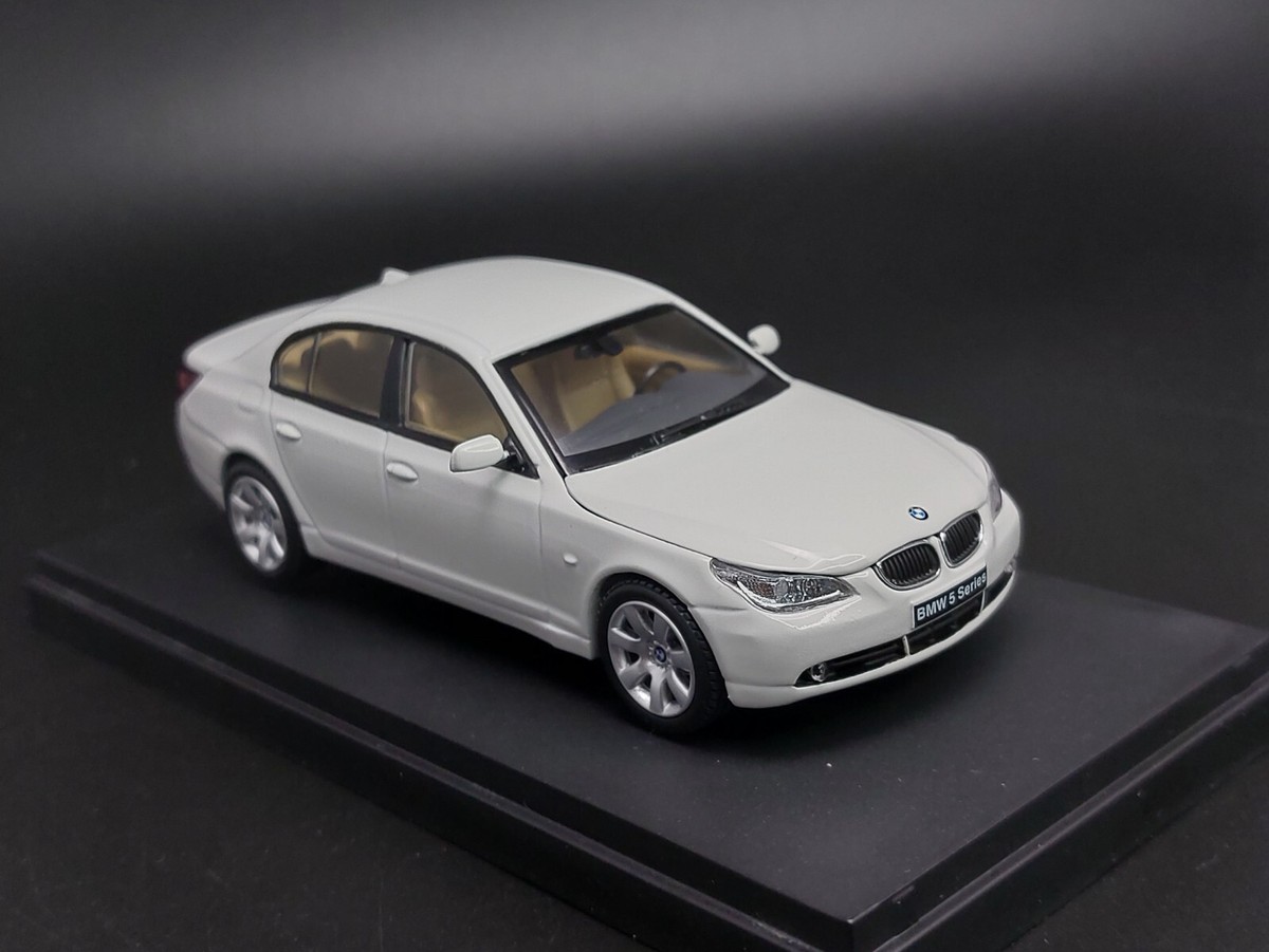 Kyosho 1/43 BMW E60 5er Series 545i 2003 - 2010 white (diecast