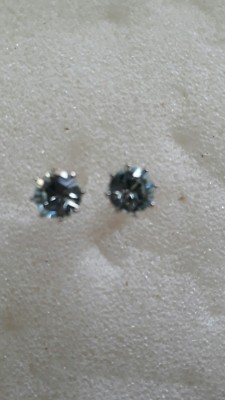Schöne 6 mm Krone Ohrstecker aus Swarovski Light Azore. Made in UK. 