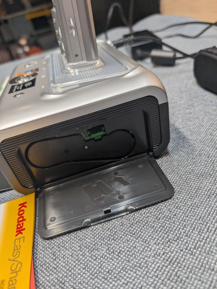 Kodak EasyShare C315 5.0MP Digital Camera w/ Printer Dock Series 3, Case &... - Image 4 of 4