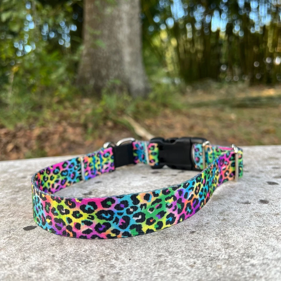Collar de perro separable de 1 pulgada de ancho para perros grandes - Estampado de leopardo de neón hecho en EE. UU. Foto 4 de 4