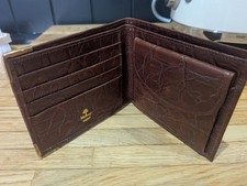 Portafoglio bi-fold in pelle marrone gelso, stampa coccodrillo, portamonete. Oro