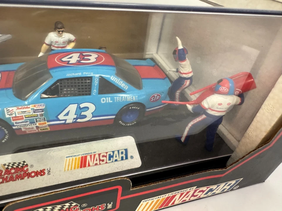 *NUEVO* NASCAR #43 Richard Petty STP Pontiac 1:24 Pit Stop Show Case 1992 Racing Foto 3 de 4