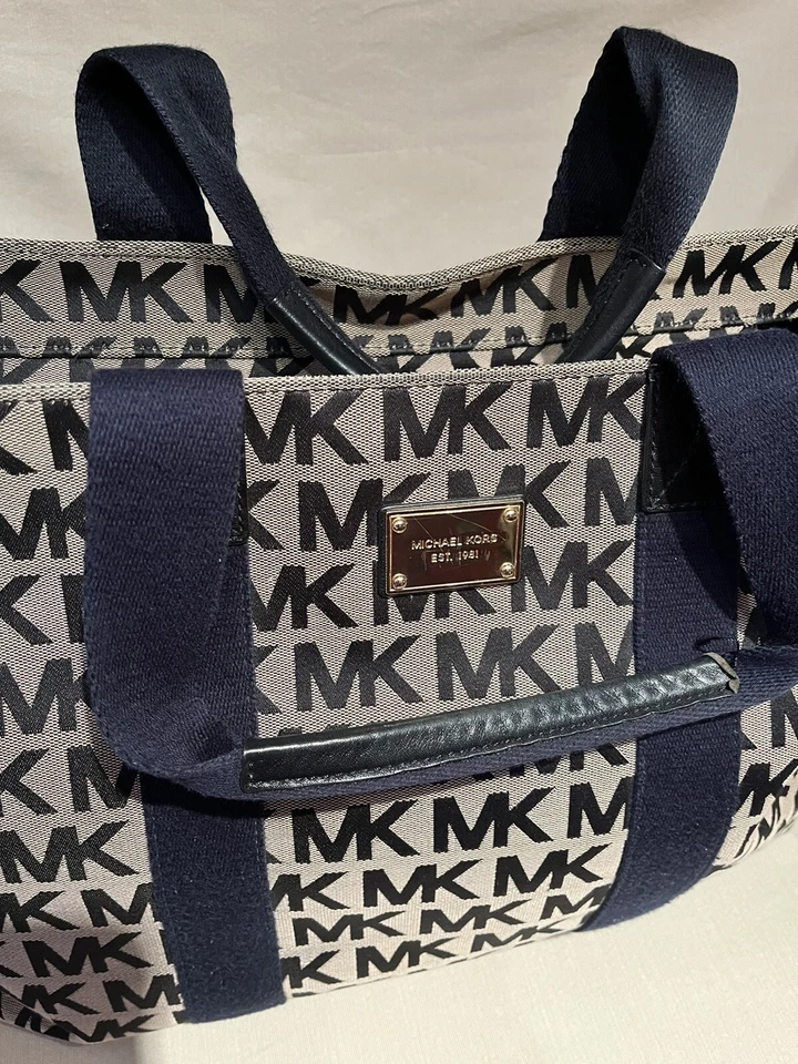 Bolso de Viaje Michael Kors Grande Firma Logo 18" w x 5" d x 13" h Foto 3 de 4