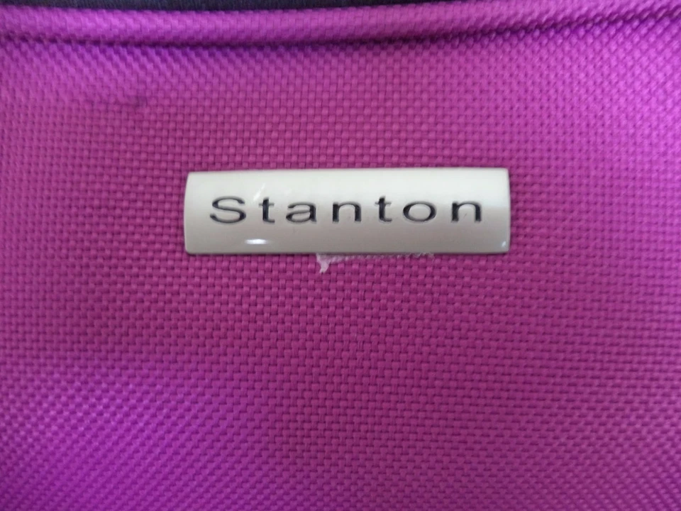 Equipaje con ruedas Stanton púrpura usado. Mango ajustable. 24" X 15" X 10" Foto 3 de 4