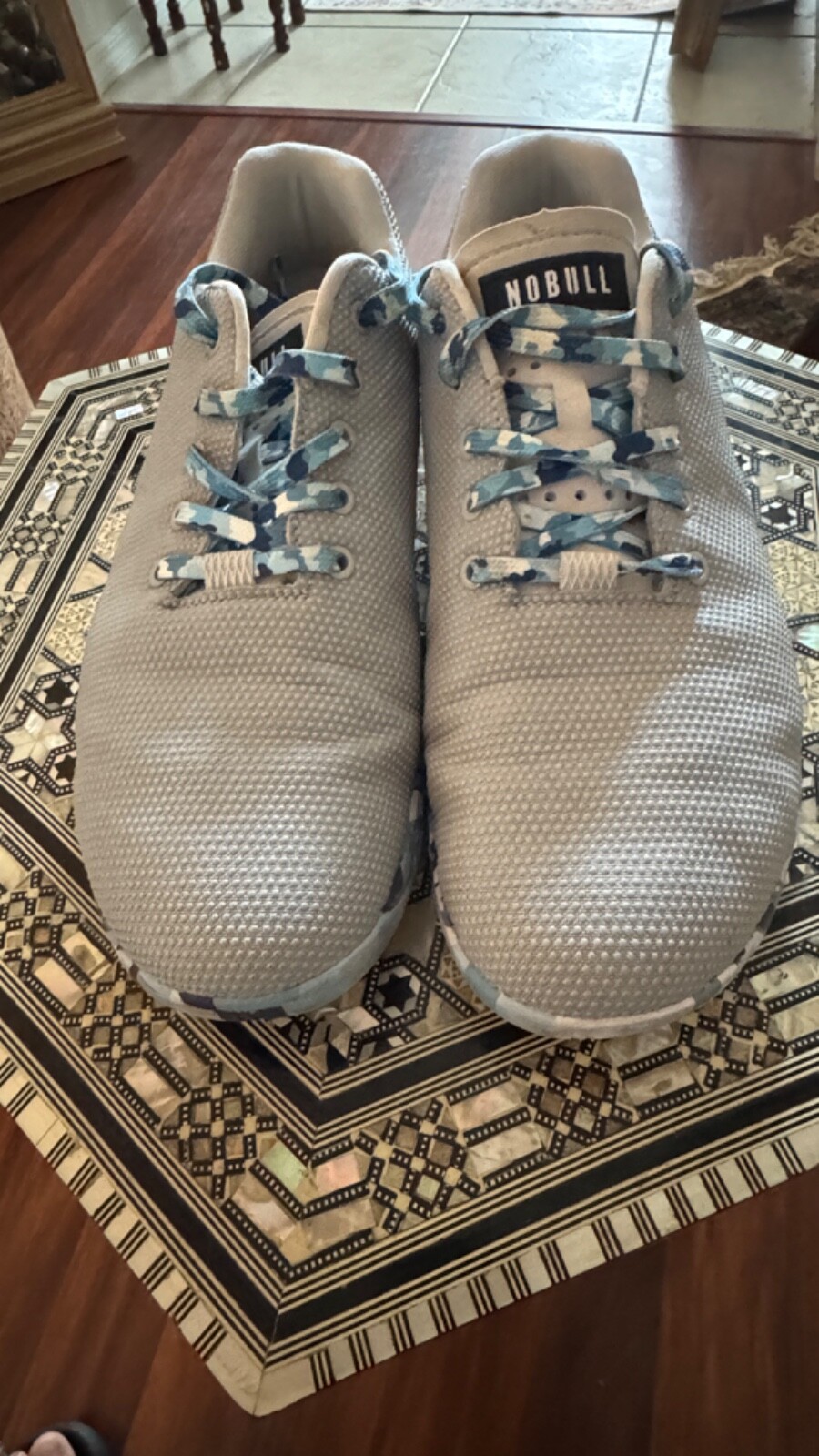 SAOLA Scarpe da ginnastica uomo No Bull Daisy Outwork taglia 13 grigie con suola blu multicolore