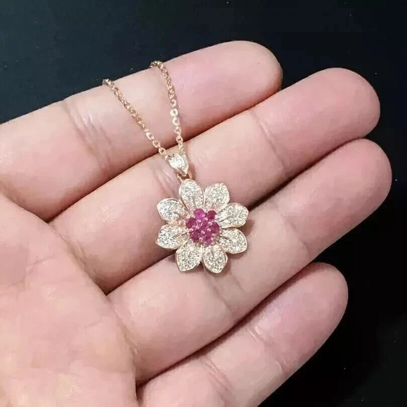 Colgante de flores para mujer de rubí rosa simulado de corte redondo de 2 quilates enchapado en oro amarillo de 14 k Foto 2 de 4