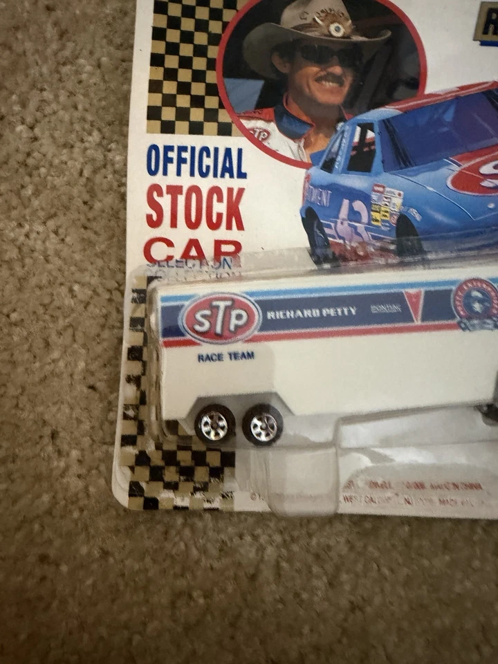 1992 Road Champs Richard Petty NASCAR Team Transporter STP (1:87 Scale) - Image 2 of 4
