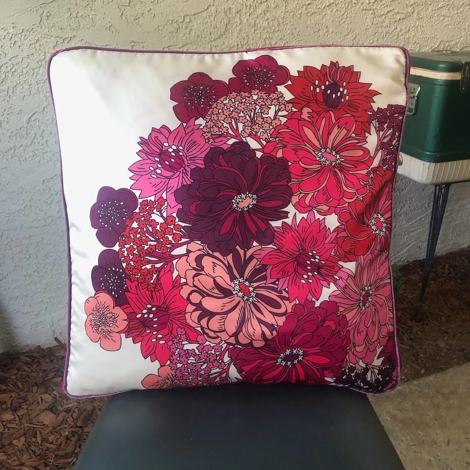 Almohada Liberty of London para Target Toss estampado floral fushia RARA Foto 2 de 4
