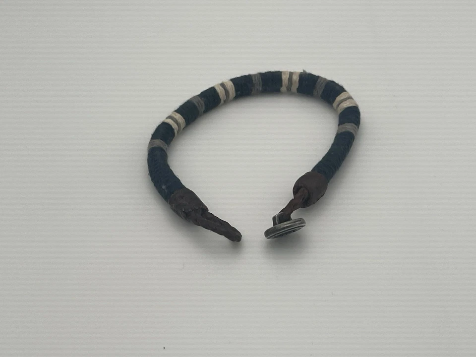 Pulsera tejida y de cuero con cierre de botón de marca Abercrombie & Fitch para hombre Foto 3 de 4