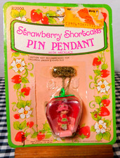 Vintage Strawberry Shortcake Pin Pendant with Necklace 1982 Hong Kong Mint in Pa