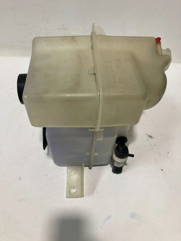 Used Washer Fluid Reservoir fits: 2009 Hummer H3 w/integrated washer and coolant Foto 2 de 4