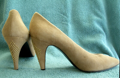 MARTINEZ VALERO BEIGE SUEDE HIGH-HEEL PUMPS w/ GOLD-STUDDED HEELS~SZ 8.5B~SPAIN