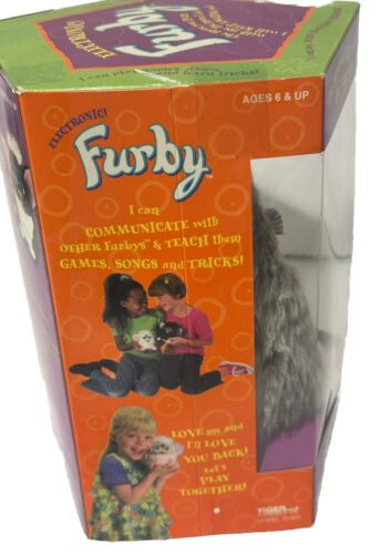 Electrónico Furby Modelo 70-800 Gris Blanco Destacados Tiger Electronics Nuevo en Caja - Imagen 6 de 8