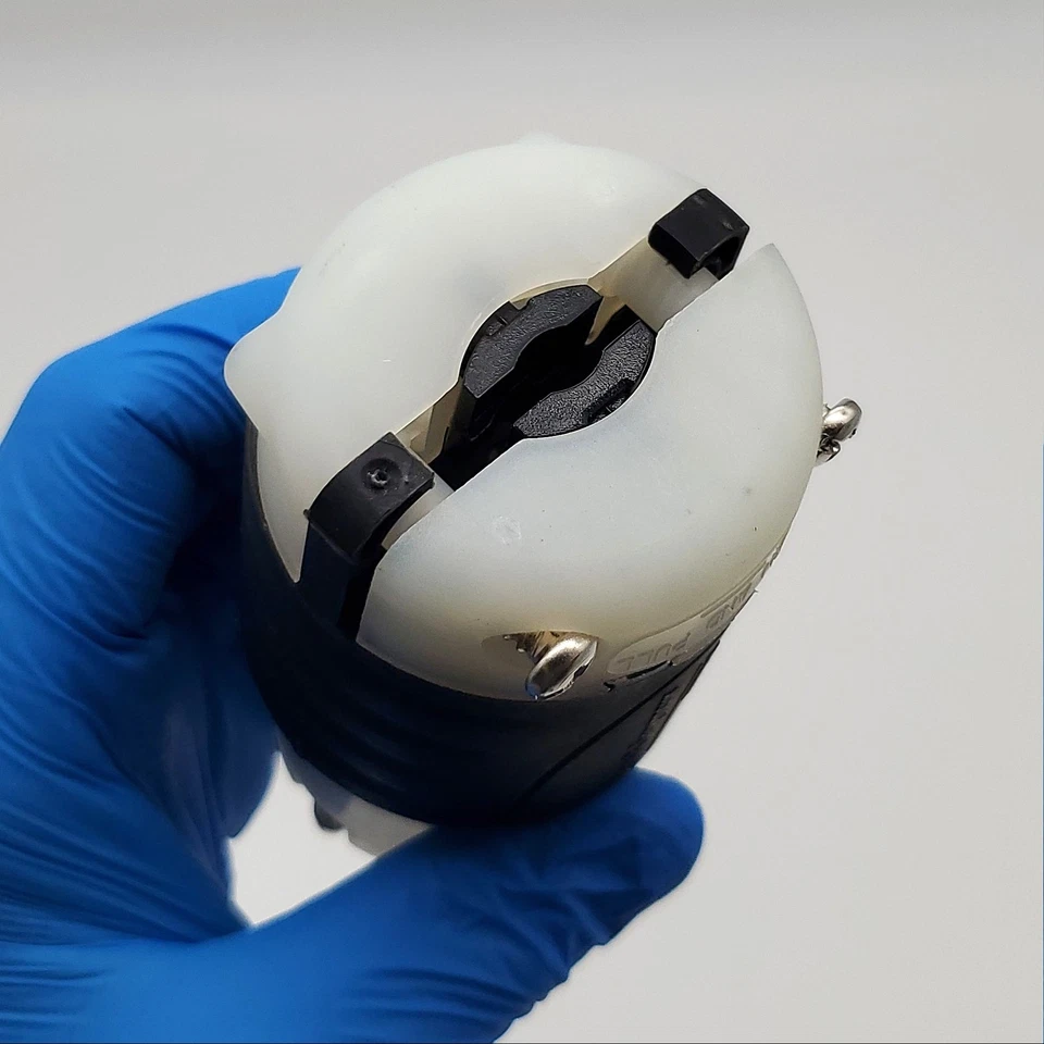 Conector enchufe Legrand L1430-C Turnlok 30A NEMA L14-30R 4 polos 125/250V blanco y negro Foto 4 de 4