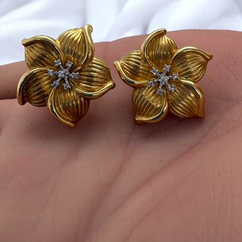Hermosos aretes de flores de diamantes redondos naturales de oro amarillo de 14K ~ 0,10 cttw - Imagen 2 de 9