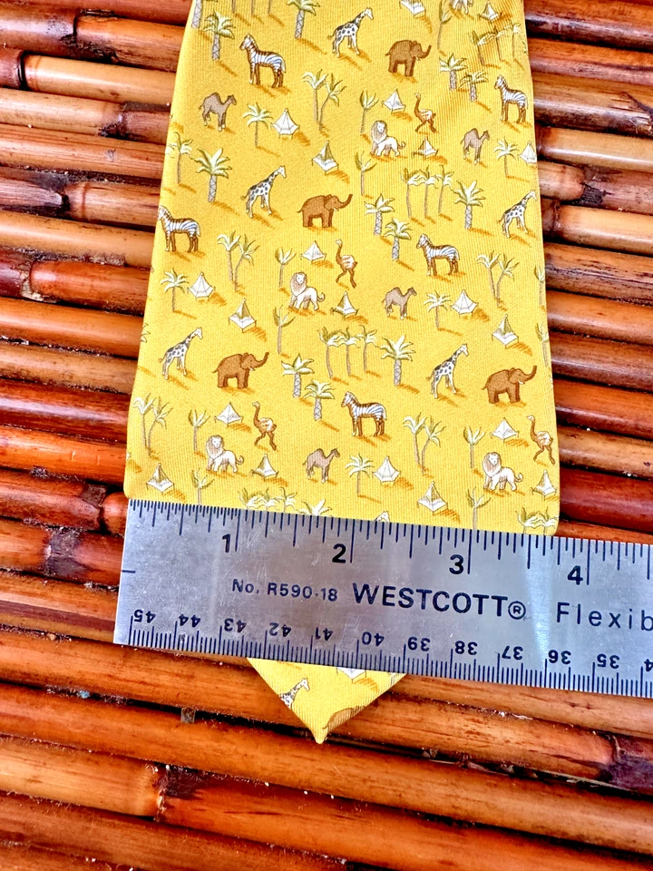 Corbata Salvatore Ferragamo Oasis Jirafa Elefante Cebra Oro 58.5" x 3.75" Foto 4 de 4