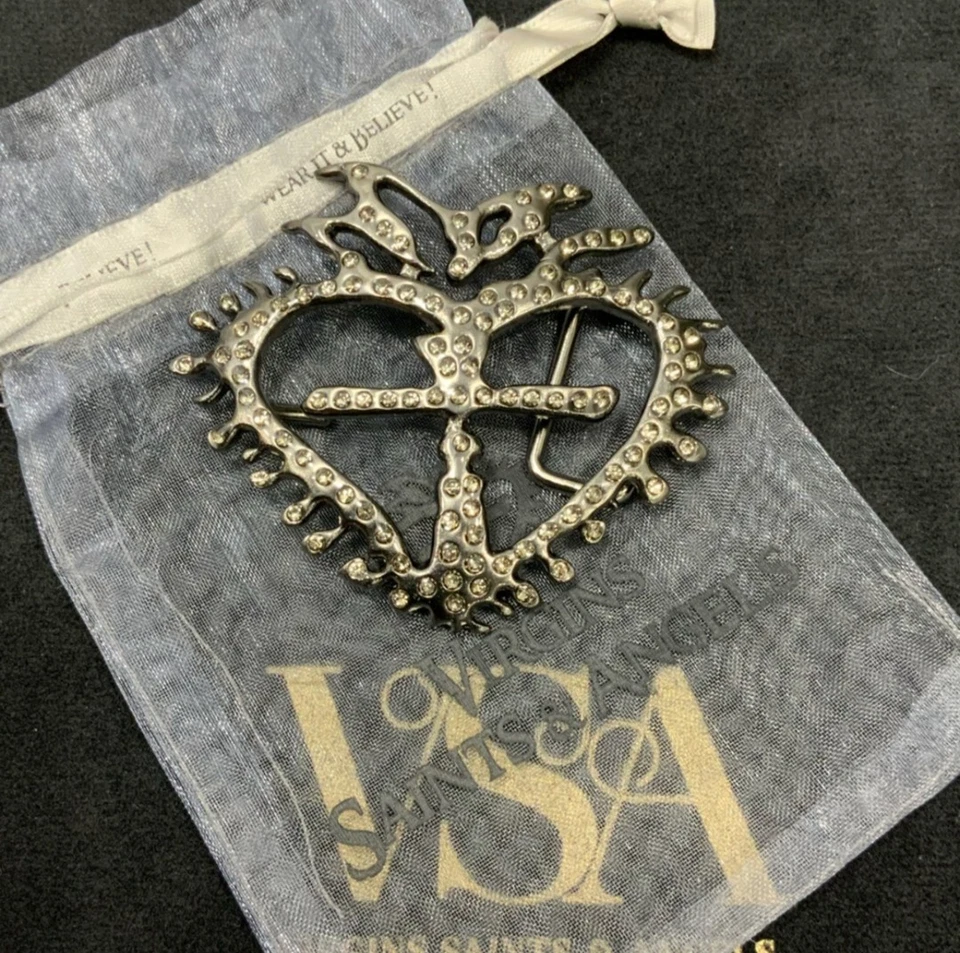 VIRGINS SAINTS & ANGELS - Hebilla con logotipo de cristal de La Queen en Gunmetal - BOLSA INCL. Foto 4 de 4