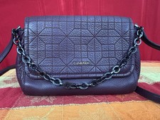 Borsa a tracolla Calvin Klein in pelle trapuntata con catena bordeaux