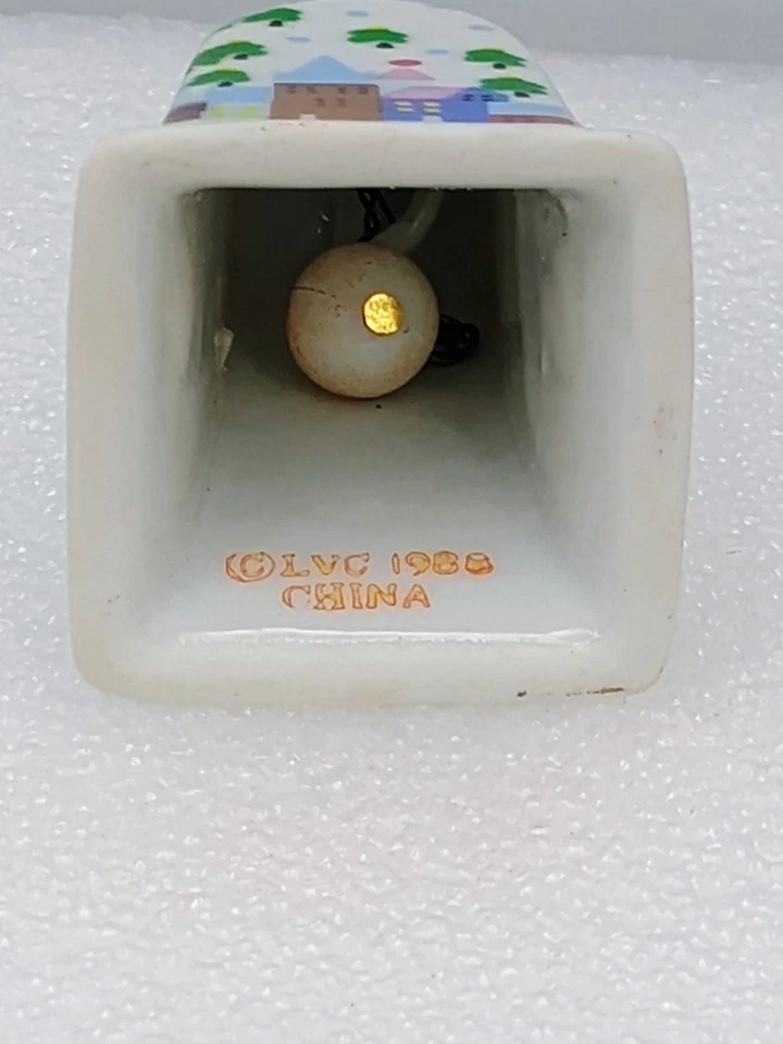 Campana de porcelana blanca vintage LVC 1988 diseño pueblo adorno de Navidad Foto 4 de 4